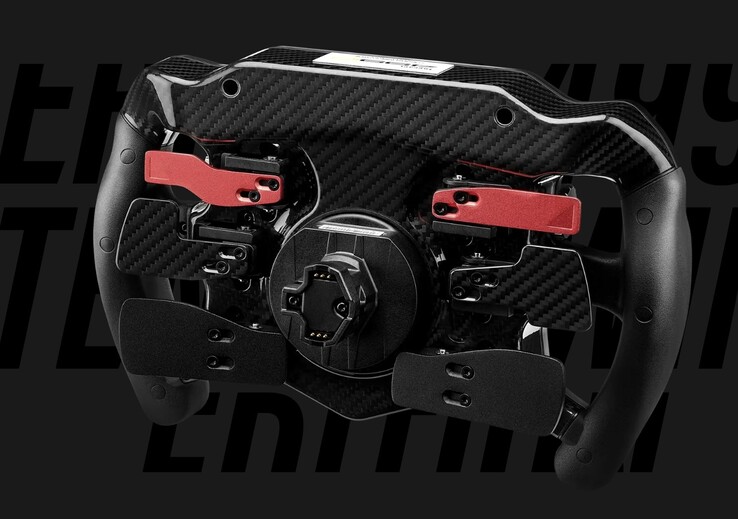 A Thrustmaster Ferrari 499P kormány két szénszálas váltópedállal, valamint négy analóg fém pedállal rendelkezik.