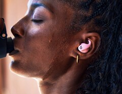 A Powerbeats Fit négy színben, köztük rózsaszínben is kapható. (Kép forrása: Apple)