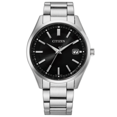 A Citizen CB0300-53E rádióvezérelt Eco-Drive karóra napraforgó mintázatú fekete számlappal, 40 mm-es rozsdamentes acél tokban, háromszemű karkötővel és 3 óra irányában elhelyezett dátumablakkal rendelkezik.