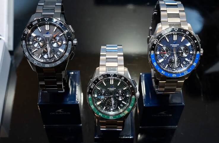 Három Casio Oceanus OCW-P3000 karóra kék, zöld és fekete színben, egymás mellett elrendezve.