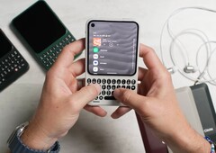Annak ellenére, hogy billentyűzettel rendelkezik, a Clicks Communicator viszonylag kompakt.