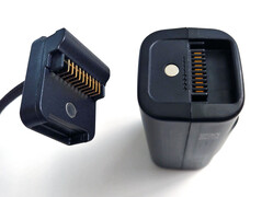 A mágnesek segítenek a kábelt az akkumulátorhoz rögzíteni. (Kép forrása: Notebookcheck)