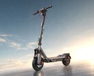 A Segway Max G3 Plus elektromos robogó 2 200 W-os turbó üzemmóddal érkezik, amely 2,4 másodperc alatt gyorsítja fel a járművet 0-ról 15 mph-ra.