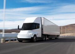 A Tesla megkezdi a sorozatgyártású Semi teherautók kiszállítását a nevadai Sparks-i gyárából