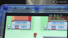 Közeli kép az átlátszó kék FPGBA SP kézikonzolról, amelyen a Pokémon fut, és egy 59,74 FPS-t mutató számláló látható.