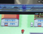Közeli kép az átlátszó kék FPGBA SP kézikonzolról, amelyen a Pokémon fut, és egy 59,74 FPS-t mutató számláló látható.