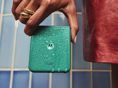 A Razr 70 Plus IP48 tanúsítvánnyal rendelkezik a por és a víz behatolása ellen.