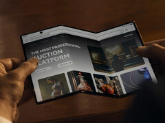 A Samsungot a legutóbbi eredménybeszámolójában közvetlenül megkérdezték a képen látható Huawei Mate XT-hez hasonló háromszoros okostelefon kiadásáról. (Kép forrása: Huawei)