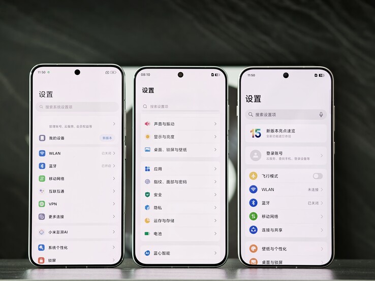 ...a Xiaomi 15 (balra) és a Vivo X200 Pro Mini (jobbra) mellett...