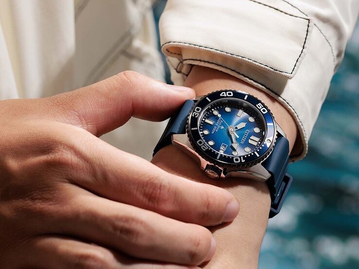 Egy személy, akinek a csuklóján a Citizen Promaster Marine BN0267-04L modell látható, kék színátmenetes számlappal és kék szíjjal.