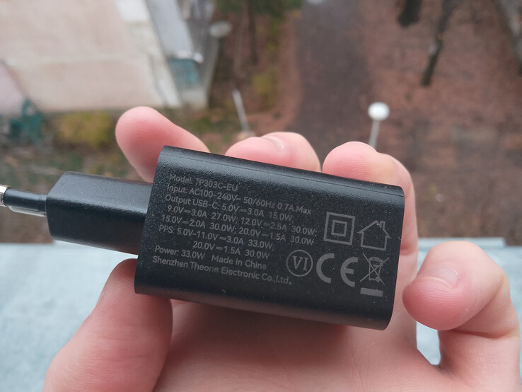 A telefon biztosan nem fél a leeséstől, de a töltő talán igen. (Kép forrása: Sergey Tarasov - Notebookcheck)