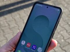 A Galaxy 26 talán nem töltődik gyorsabban, mint a Galaxy S25 (a képen). (Kép forrása:n