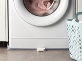 Az IKEA Klippbox vízszivárgás-érzékelője (a képen egy mosógép előtt) megérkezett az Egyesült Királyságba. (Kép forrása: IKEA)