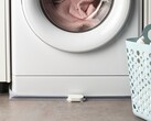 Az IKEA Klippbox vízszivárgás-érzékelője (a képen egy mosógép előtt) megérkezett az Egyesült Királyságba. (Kép forrása: IKEA)