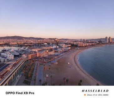 Fehér egyensúlyi problémák az ablakon keresztül a barcelonai W Hotel 16. emeletéről napfelkeltekor.