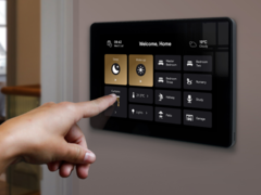 A Philips Dynalite Matter Bridge egyesíti az érintőképernyőt (a képen) és az Ethernet átjárót. (Kép forrása: Philips Dynalite)