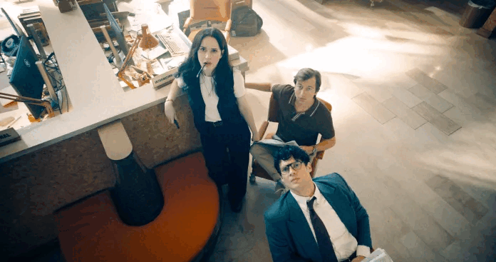 Lois, Jimmy és Clark felnéznek a Daily Planet szerkesztőségében (A kép forrása: Bros. Pictures / Fotó: Jessica Miglio via Batman News)