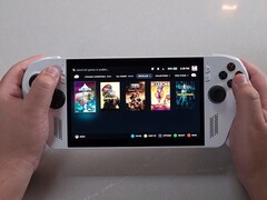 A Bazzite 43-at futtató Asus ROG Ally játékkönyvtárában Celeste, DOOM: The Dark Ages, Megabonk és Returnal szerepel. (The Phawx a YouTube-on keresztül)