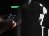 A DJI Osmo Pocket 4P a háttérben.