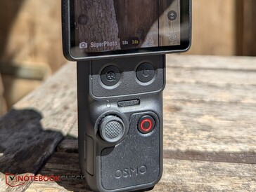 A C gomb segítségével a joystick a gimbal vezérlés és a zoom között vált.