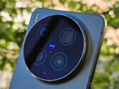A Vivo X300 Ultra hátulról.