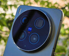 A Vivo X300 Ultra hátulról.
