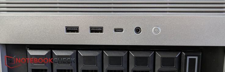 Előlap: 2x USB-A 3.0, USB-C 3.0, fejhallgató-csatlakozó