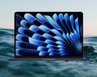 A Apple MacBook Air 13 M4 (2025) 13,6 hüvelykes Liquid Retina IPS kijelzővel rendelkezik. (Kép forrása: Apple/Amazon, Unsplash, szerkesztve)