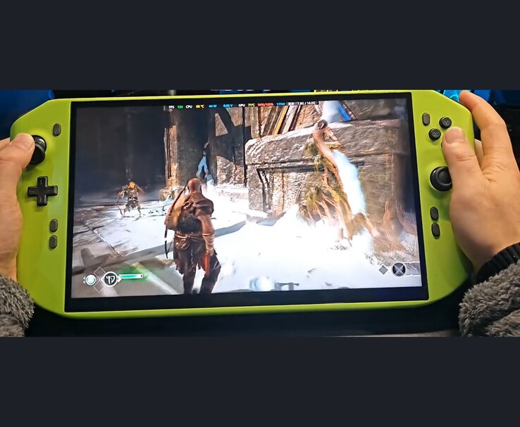 DIY RTX 4090-zel hajtott kézi játék PC, amelyen a God of War fut. (Kép forrása: NITTRX a YouTube-on)