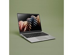 A Framework 13 moduláris laptop promóciós képe zöld háttér előtt. (Kép forrása: Framework)