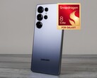 A Galaxy S26 Ultra a pletykák szerint az itt látható elődjéhez képest akkumulátorkapacitás- és töltési frissítéssel rendelkezik. (Kép forrása: Notebookcheck, Qualcomm, szerkesztés)