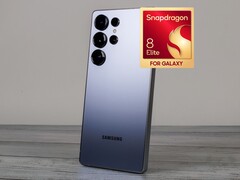 A Galaxy S26 Ultra a pletykák szerint az itt látható elődjéhez képest akkumulátorkapacitás- és töltési frissítéssel rendelkezik. (Kép forrása: Notebookcheck, Qualcomm, szerkesztés)