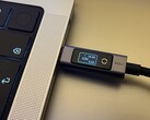 Az Ugreen 240W USB-C–USB-C kábel digitális kijelzővel, fekvő tájolásban