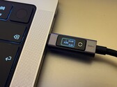 Az Ugreen 240W USB-C–USB-C kábel digitális kijelzővel, fekvő tájolásban