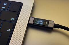 Az Ugreen 240W USB-C–USB-C kábel digitális kijelzővel, fekvő tájolásban