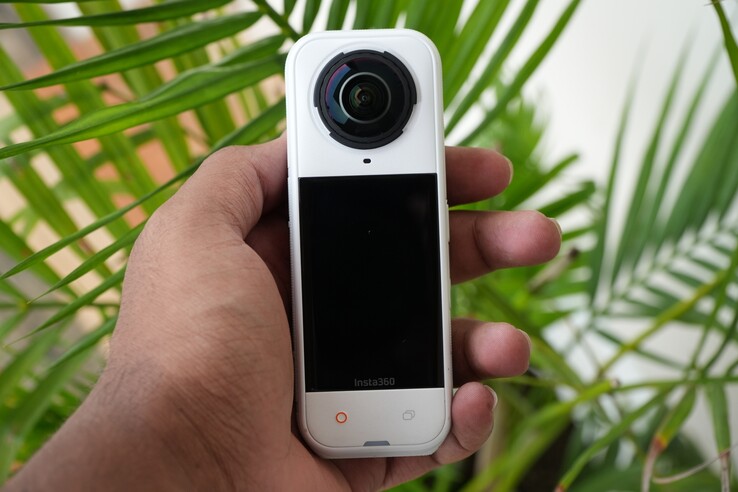 Az Insta360 X5 szaténfehér színben (Kép forrása: Abhinav Fating/Notebookcheck)