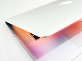 Az Apple várhatóan a jövőben mind LCD-képernyős MacBook Pro-t, mind OLED-kijelzős MacBook Ultra-t kínál majd.