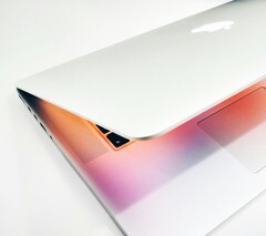 Az Apple várhatóan a jövőben mind LCD-képernyős MacBook Pro-t, mind OLED-kijelzős MacBook Ultra-t kínál majd.