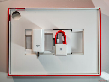 A dobozban található egy 45 W-os töltő, egy A-típusú USB-C-típusú kábel és egy SIM-kivető szerszám (az 5G változathoz). (Kép forrása: Notebookcheck)