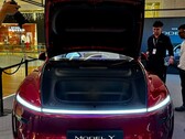 Új Tesla Model Y Ultra Red színben (Kép forrása: DaltyBrewer/X)