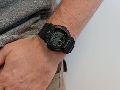 A Casio G-Shock GD-350S-1D karóra hasonló a régebbi GD-350-1-hez (a képen látható)