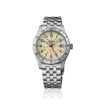 A Seiko 5 Sports Field GMT HDB002 óra elölnézete, krém színű számlappal