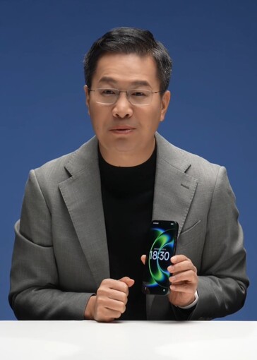 Lu Weibing bemutatja a Xiaomi 17 Ultra első előlapját (Kép forrása: Lu Weibing)