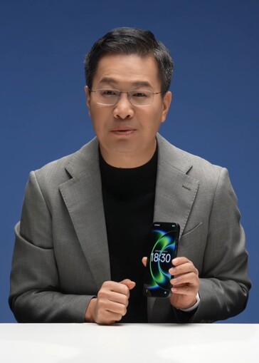Lu Weibing bemutatja a Xiaomi 17 Ultra első előlapját (Kép forrása: Lu Weibing)