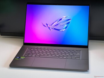 Asus ROG Zephyrus G16. (Kép forrása: Andreas Osthoff/Notebookcheck)