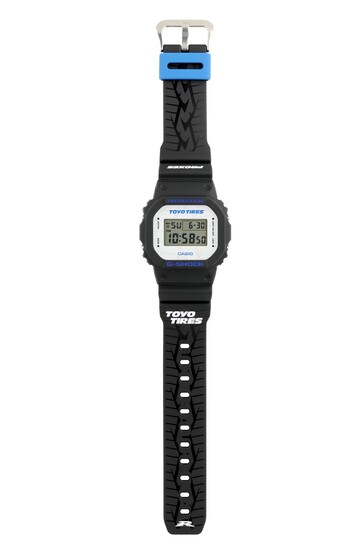 A Casio G-Shock DW5600TT25-1 x Toyo Tires limitált kiadású óra előlapja.