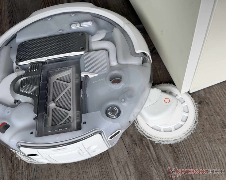 A DJI Romo P2 a két felmosópárnája közül az egyiket különösen messzire kitolja.