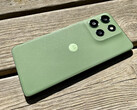 A Motorola Moto G55 a Pantone Dill zöld színváltozatban. (Kép forrása: Notebookcheck)