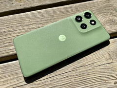 A Motorola Moto G55 a Pantone Dill zöld színváltozatban. (Kép forrása: Notebookcheck)