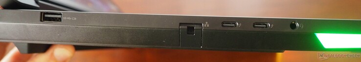 Balra: USB-A 3.2 Gen2, 2,5 GbE RJ-45, 2x Thunderbolt 5 (PD és DP 2.1), 3,5 mm-es hangkimenet